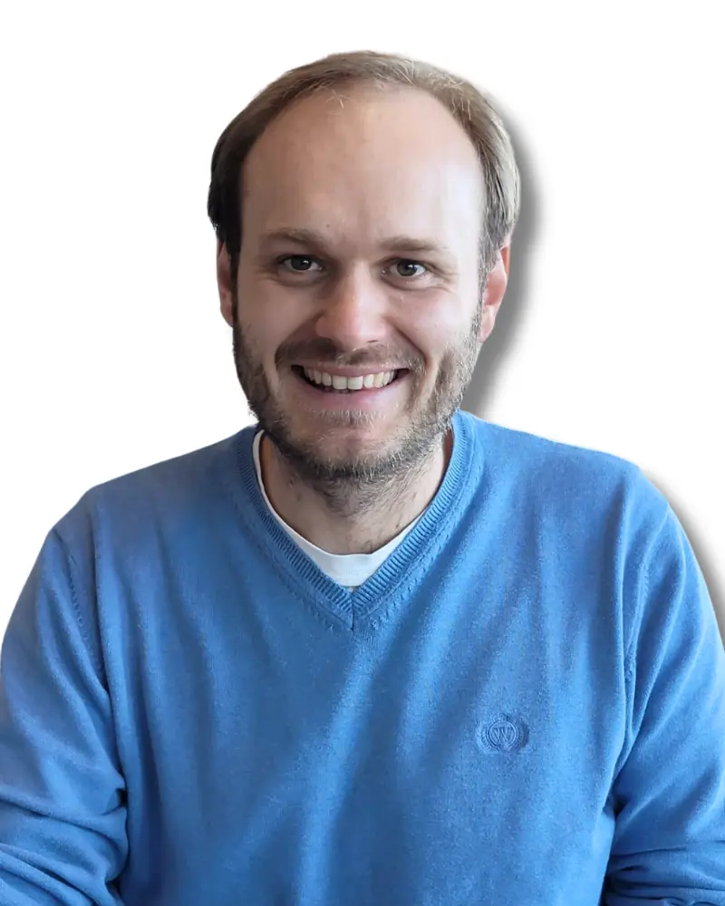 Nettoyage professionnel avec vue sur la Côte d’Émeraude Julien André, créateur de l’entreprise de nettoyage AstikEmeraude à Saint-Malo
